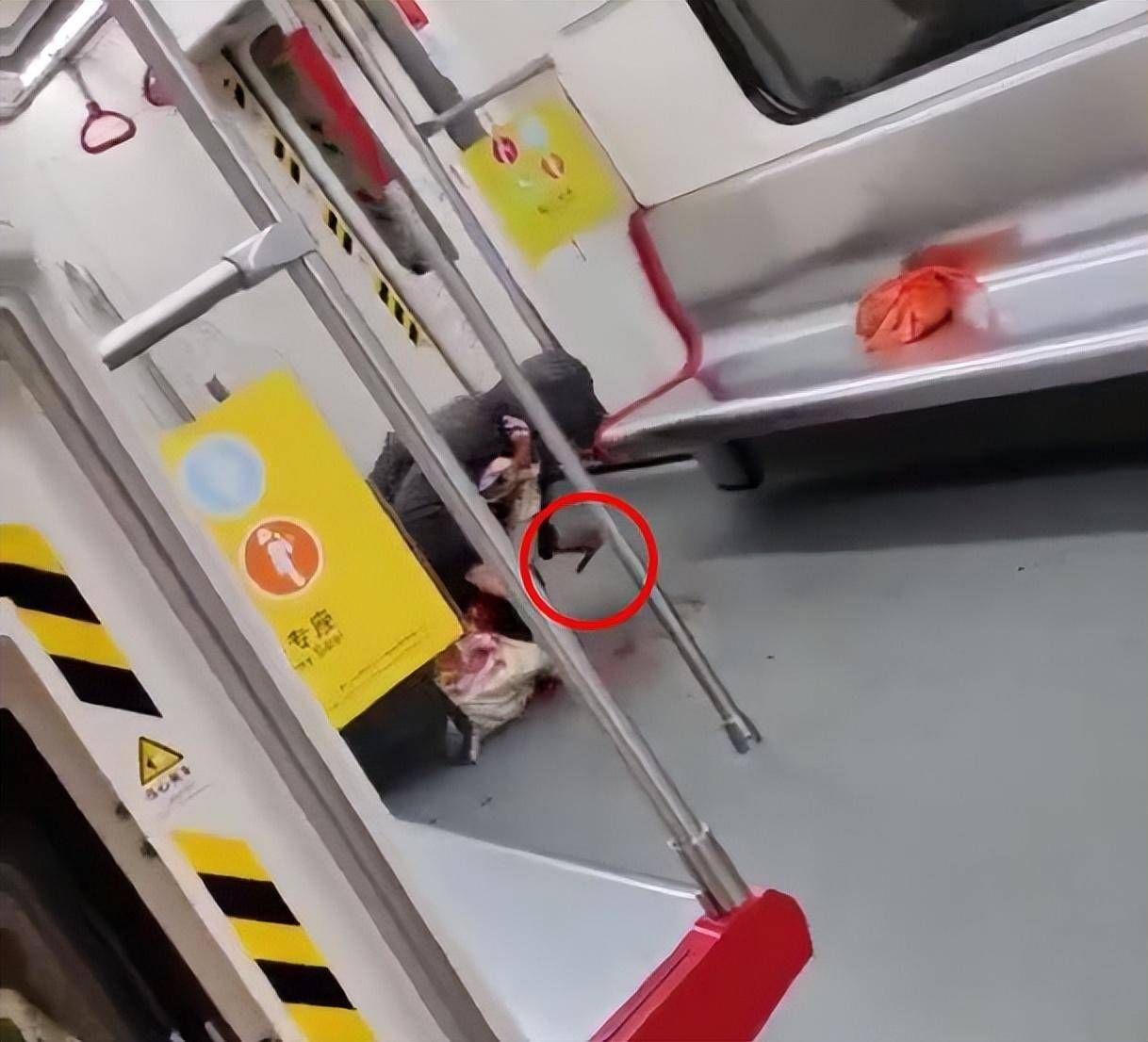 广州地铁伤人事件嫌疑人为何能带刀进地铁站？警方：嫌疑人所持小刀刀刃长65厘米不属于管制刀具(图2)