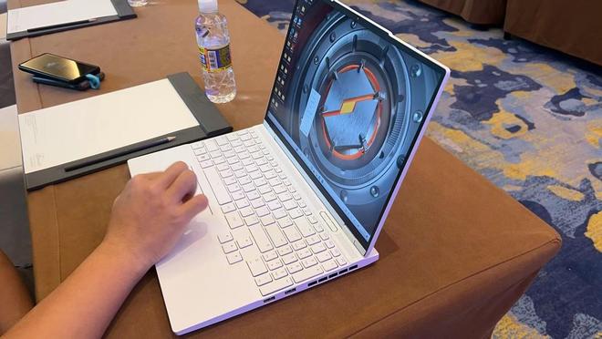 机械革命新品笔记本曝光:全新模具、首发153寸屏幕、水冷板设计(图1) 机械革命新品笔记本曝光:全新模具、首发153寸屏幕、水冷板设计(图1)