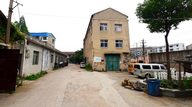 武汉蔡甸城区有座老工业园斑驳厂房散落机械零部件印记旧时光(图1) 武汉蔡甸城区有座老工业园斑驳厂房散落机械零部件印记旧时光(图1)