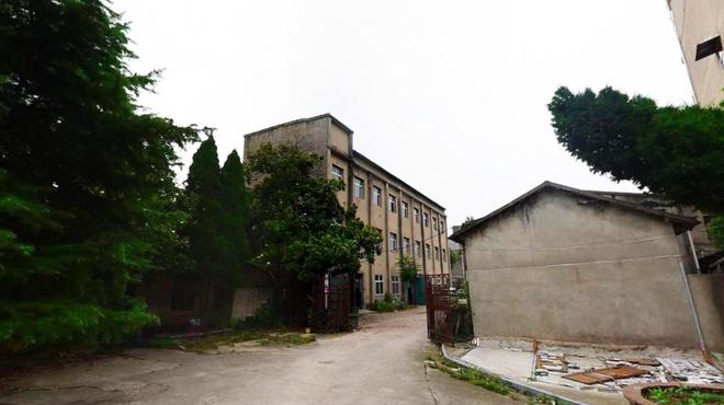 武汉蔡甸城区有座老工业园斑驳厂房散落机械零部件印记旧时光(图7) 武汉蔡甸城区有座老工业园斑驳厂房散落机械零部件印记旧时光(图7)