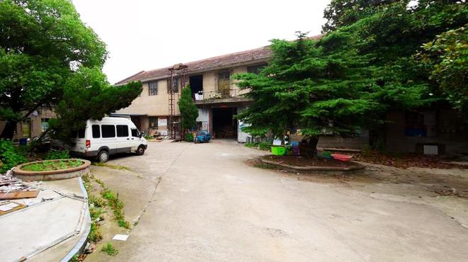 武汉蔡甸城区有座老工业园斑驳厂房散落机械零部件印记旧时光(图5) 武汉蔡甸城区有座老工业园斑驳厂房散落机械零部件印记旧时光(图5)