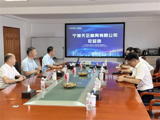 江苏淮安工业园区管委会主任杨国仁kaiyun登陆入口开云率队莅临天正模具参观考察(图2)